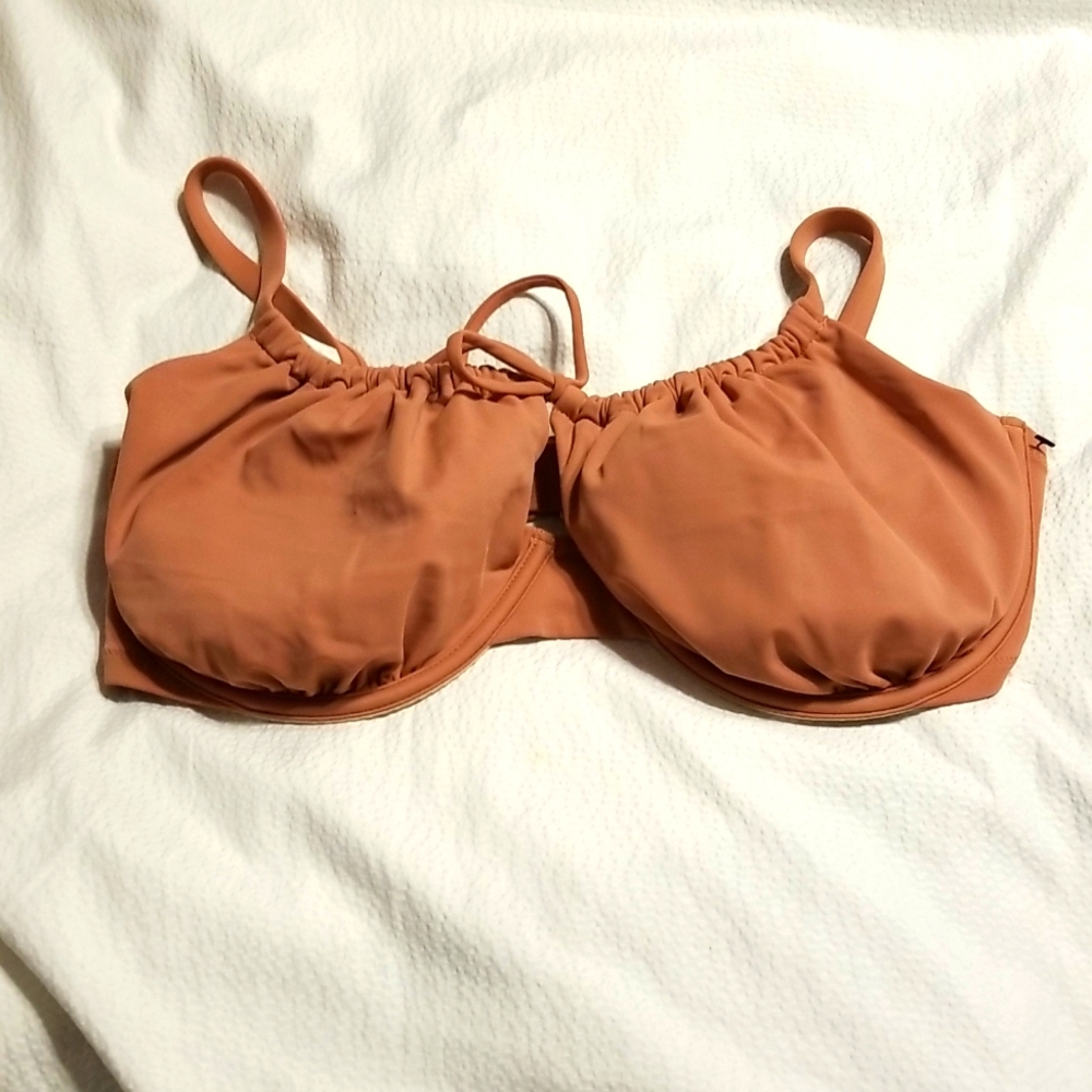 NWOT UNDERWIRE GATHERED NECKLINE KEYHOLE UNDERWIRE REMOVABLE PADS PLEATED TOP